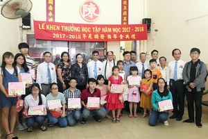 各代表、理監事與領取獎學金子弟合照。