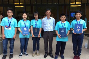 參加2018年世界奧林匹克數學比賽得獎的5名學生同老師合照。