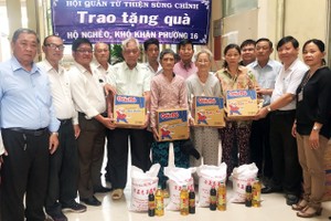 各理監事向貧困人家贈送禮物。