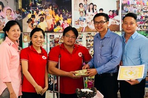 順航公司領導向故鄉人道中心代表轉 交善款。