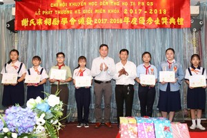 謝平國理事長向優秀子弟頒獎。