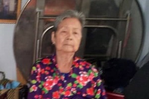 李婆婆孤伶伶一個人在家。