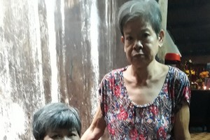 危兒（站立）和冼阿堅。