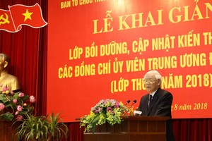 黨中央總書記阮富仲在開課儀式上致詞。（圖源：黃敏）