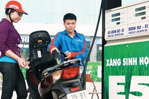 市民在平盛郡一個加油站加E5汽油。