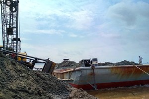 被查獲非法開採河沙的大型駁船。（圖源：PLO）