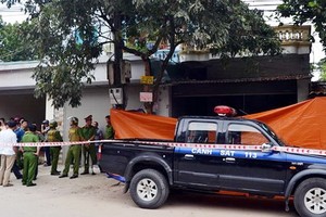 警方趕抵案發現場，拉起警戒線進行勘查。（圖源：奠邊府報）