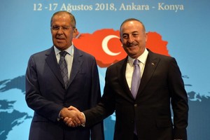 土耳其外長恰武什奧盧（右）與到訪的俄外長拉夫羅夫出席記者會。（圖源：新華網）