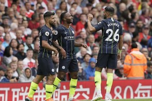 曼城隊慶祝進球。