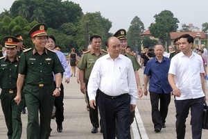 政府總理阮春福親往視察胡志明主席陵定期維修工作。（圖源：VGP）