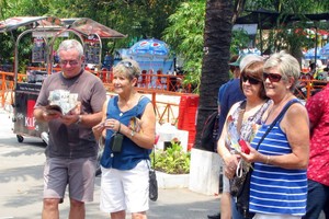 抵本市旅遊的國內外遊客日增。