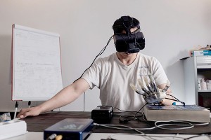 在一種將虛擬現實和人工觸覺結合起來的突破性方法中，一名截肢者感覺他們的假手屬於他們自己的身體。（圖源：互聯網）