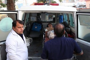 醫護人員運送一名在襲擊中受傷的男子。（圖源：互聯網）