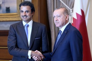 卡塔爾埃米爾塔米姆（左）承諾向土耳其提供150億美元經濟支持。（圖源：VCG）