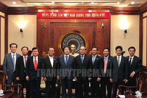 市委書記阮善仁（右五）與SM Group集團主席Woo Oh-hyun（左五）及隨團人員合影。（圖源：市黨部新聞網）