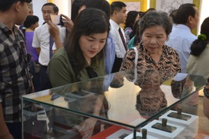 眾多市民前來參觀了解博物館所陳列的文物。（圖源：孟好）