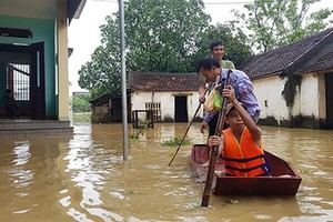 清化市兆陽鄉的數千間住房嚴重受淹，有的地方水淹最深達2米，民眾不得不以木筏和船隻代步。（圖源：黎皇）