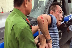 涉嫌縱火燒屋的嫌疑人梅友代被警方控制並押送至派出所。（圖源：仕興）