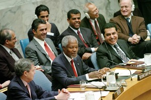 這是2006年時任聯合國秘書長安南（前排中）參加安理會會議。（圖源：新華網）