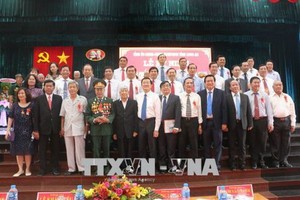 政府常務副總理張和平、原總書記黎可漂、原國家主席張晉創同各中央部委領導與當地廣大民眾出席儀式並合影留念。