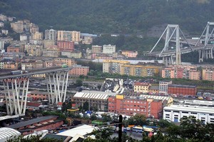 意高架橋垮塌，運營商許可證被撤銷。（圖源：路透社）