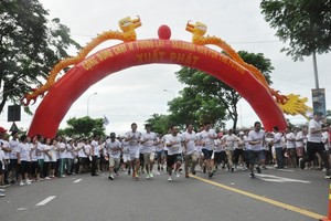 眾多各界人士參加“社群為將來賽跑”活動。（圖源：黃英）