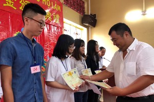 林氏宗祠常務副董事長林財給子弟頒發獎學金。