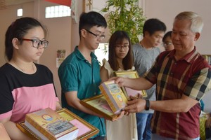 徐有燦理事長向優秀子弟頒發獎學金。