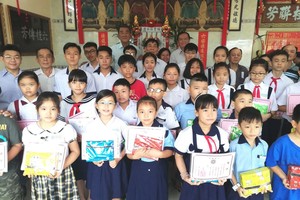 六桂堂大宗祠各理事與獲獎學子合照。