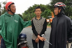 被“俠士”追捕的偷車賊黃光德（中）。（圖源：宏強）