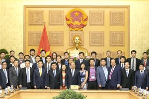 政府總理阮春福與越僑知識份子合影留念。（圖源：光孝）