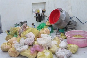 違規紮肉團生產單位被責令停產。圖為被查獲的紮肉團原料及骯髒生產工具。（圖源：市食品安全管委會）