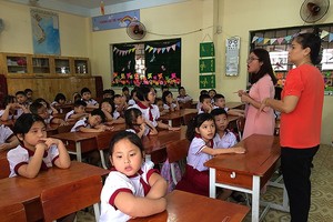 一年級小學生首天上課。（圖源：VOV）