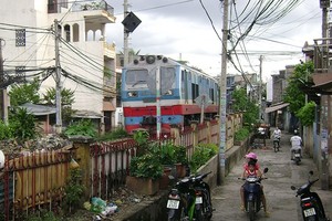 若按規劃加高平兆-和興鐵路，安全走廊要寬30至40米。