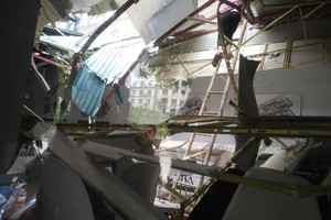 該工地調度室房頂遭鋼鐵砸穿，現場一片狼藉。（圖源：孟興）