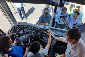 峴港市人委會副主席鄧越勇親自檢查旅遊車上安裝視頻監控工作。（圖源：劉香）