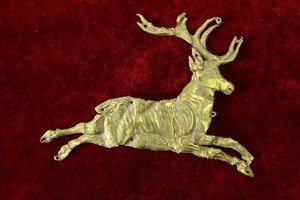 中國青海都蘭縣公安局展示追繳回的文物。（圖源：新華網）