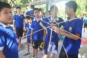 IVS寄宿學校的遊戲癮學員按民間遊戲來製作物品。