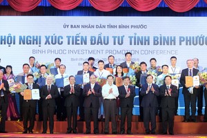 政府總理阮春福(前排左四)向各投資商頒發投資執照。（圖源：光孝）