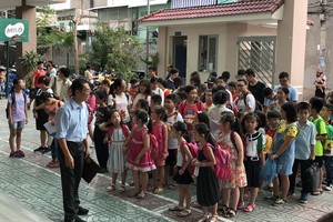 該中心暑期班學生排隊進入課室。