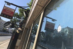 被槍手擊碎的窗戶上依然留有彈孔。（圖源：AP）