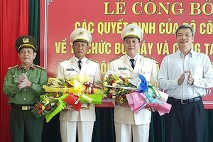 黎玉二大校（左二）和陳廷鐘大校（右二）分別獲委任為峴港市公安廳副廳長。（圖源：元魁）