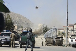 安全部隊圍攻武裝份子的藏身地點。（圖源：AP）