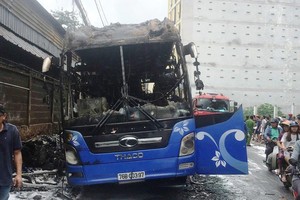 火勢熄滅後的臥鋪客車只剩殘架廢鐵。（圖源：G.Minh）