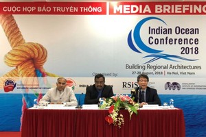 外交學院院長阮武松（右一）在新聞發佈會上發言。（圖源：海燕）