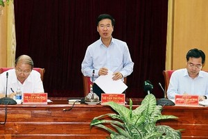 中央宣教部長武文賞（中）在會議上發表講話。