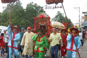 迎神遊行盛會的熱鬧情景。