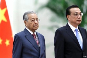 馬來西亞總理馬哈蒂爾與中國總理李克強。（圖源：路透社）