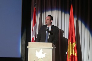 加拿大駐胡志明市總領事凱爾•努納斯（Kyle Nunas）在紀念儀式上發言。（圖源：寶珠）
