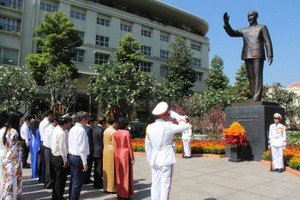 市領導向胡志明主席塑像敬獻鮮花，緬懷主席豐功偉績。（圖源：胡文）